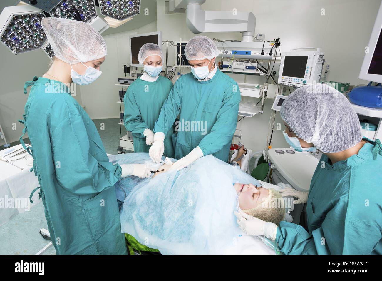 Il team di chirurgia operanti in una sala chirurgica Foto Stock