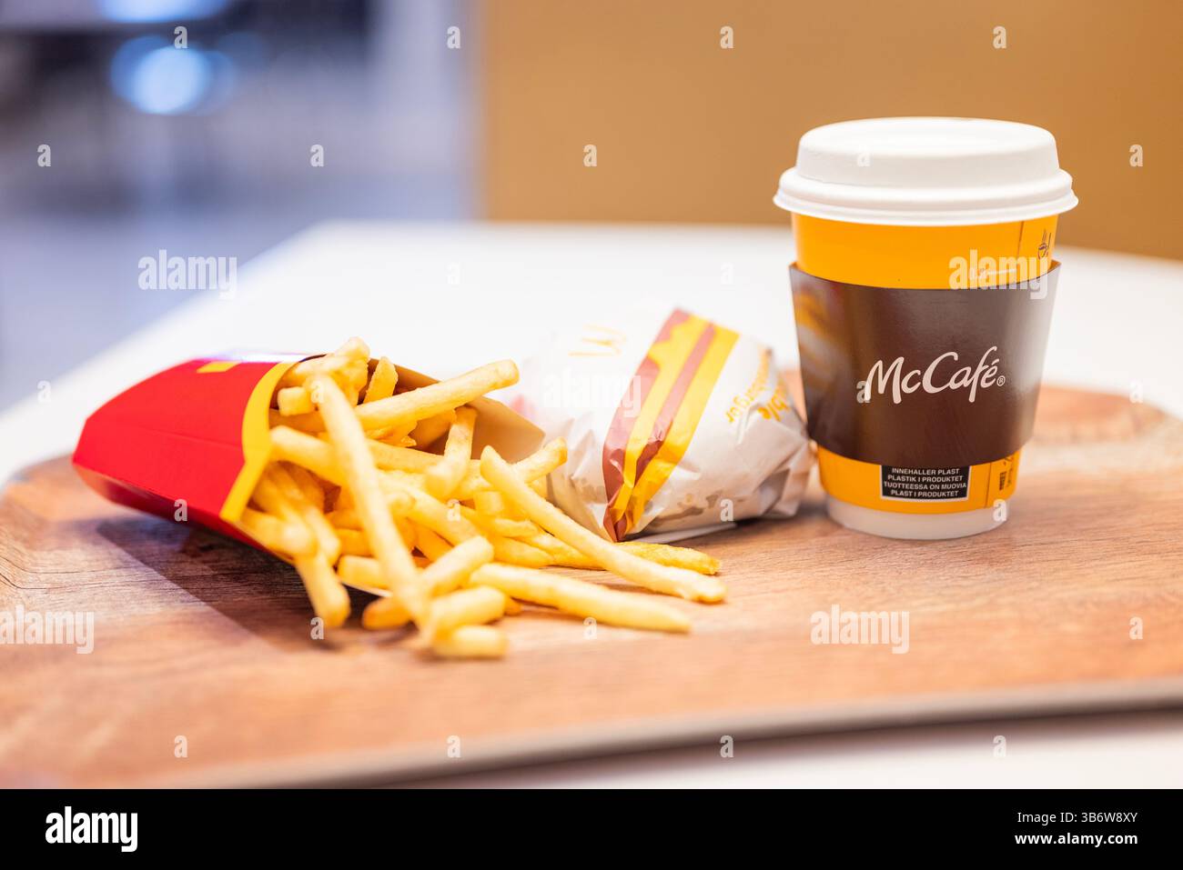 23 aprile 2025 Stoccolma Svezia, un bicchiere di caffè e patatine fritte presso un fast food McDonald's. Foto Stock