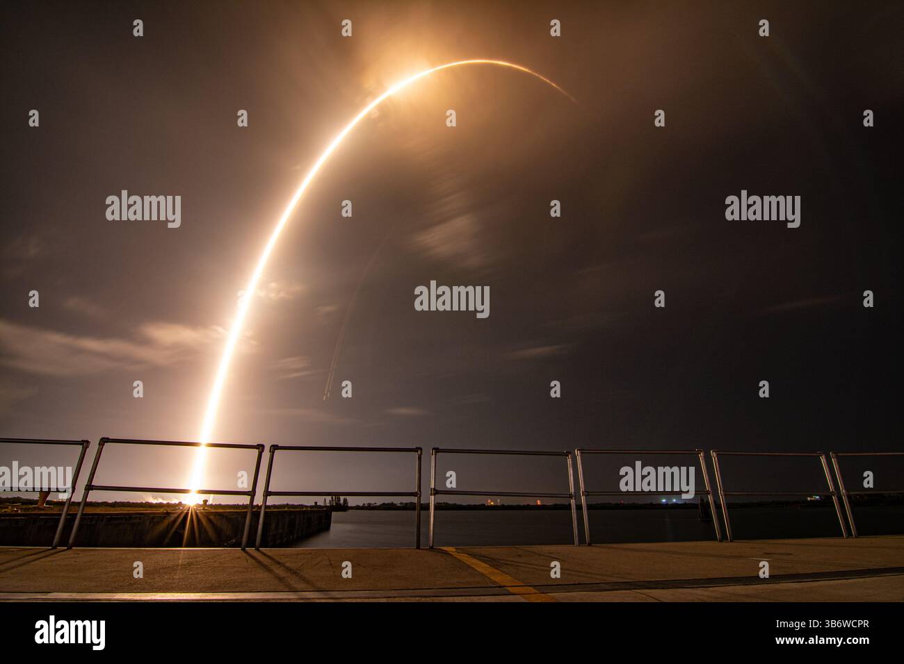 SpaceX lancia il suo razzo Falcon 9 il 4 maggio 2025 con un lotto di satelliti Starlink da LC-39a a Cape Canaveral, Florida. (Foto di Michael Cain Jr./Sipa USA) Foto Stock