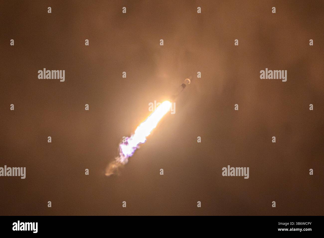 SpaceX lancia il suo razzo Falcon 9 il 4 maggio 2025 con un lotto di satelliti Starlink da LC-39a a Cape Canaveral, Florida. (Foto di Michael Cain Jr./Sipa USA) Foto Stock