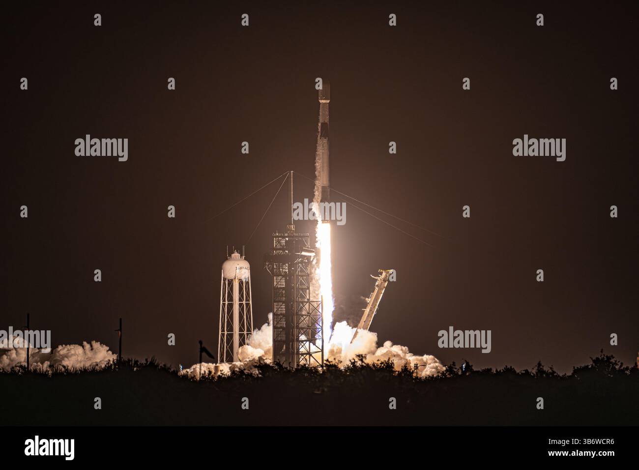 SpaceX lancia il suo razzo Falcon 9 il 4 maggio 2025 con un lotto di satelliti Starlink da LC-39a a Cape Canaveral, Florida. (Foto di Michael Cain Jr./Sipa USA) Foto Stock