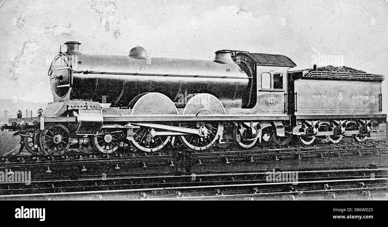 New Atlantic Type Express Engine, N. Eastern Railway (per i treni in servizio tra York e Newcastle), parte della Knight Series of Postcards, pubblicata intorno al 1910. La NER Class C6 era una locomotiva di tipo Atlantico costruita per la Northeastern Railway nel 1903. Progettato da Wilson Worsdell, era una configurazione 4-4-2, come i modelli successivi come il C7. Da una selezione di cartoline varie dell'inizio del XX secolo. Foto Stock