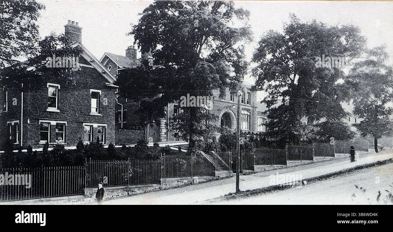 L'ospedale, Kettering, da una cartolina di H. Evans di Kettering, c1910. Il Kettering General Hospital è stato aperto nel 1897, sostituendo un piccolo dispensario locale. All'inizio degli anni '1900, si espanse con una sala operatoria (1902), un reparto di raggi X (1905) e un reparto di occhi (1908). Ha giocato un ruolo fondamentale nell'assistenza sanitaria per il Northamptonshire. Da una selezione di cartoline varie dell'inizio del XX secolo. Foto Stock