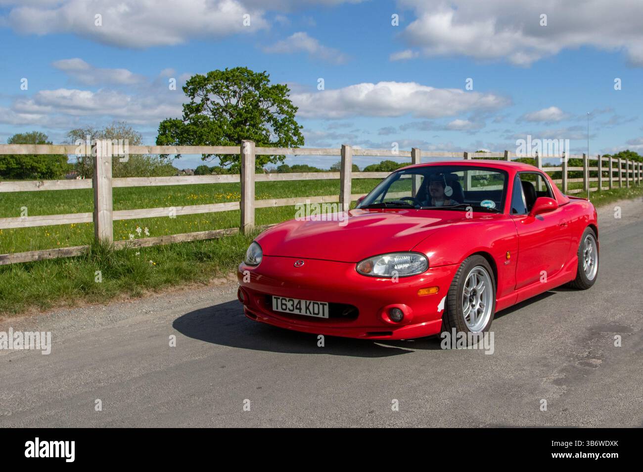 1999 90 anni Novanta Red Mazda MX-5 Sport Car Roadster benzina 1840 cc, una leggera auto sportiva per due persone, motore anteriore centrale, configurazione a trazione posteriore; le auto giapponesi partecipano a un rally a Heskin Hall, Regno Unito Foto Stock