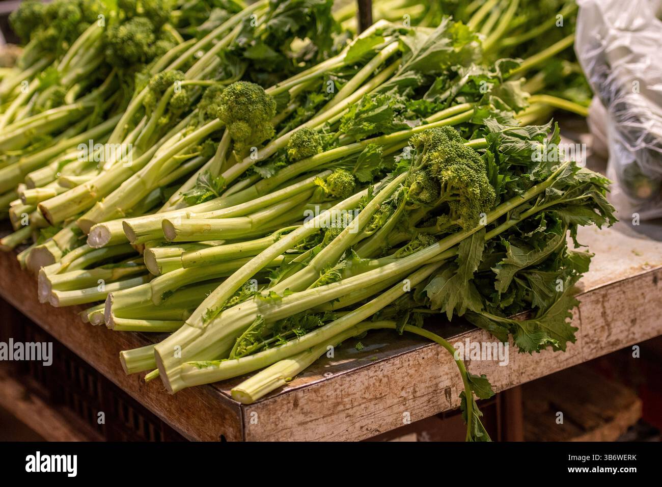 Cime di rapa, rape verdi, rapini o broccoli in un mercato di Street food, verdure crocfere verdi, verdure, cucina mediterranea, Puglia, ITA Foto Stock