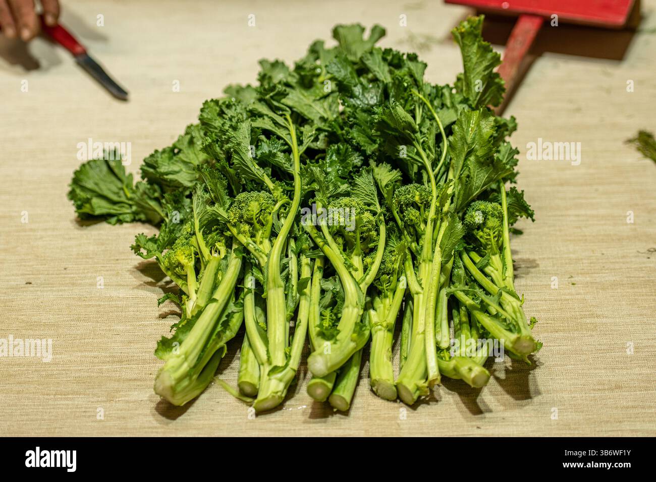Cime di rapa, rape verdi, rapini o broccoli in un mercato di Street food, verdure crocfere verdi, verdure, cucina mediterranea, Puglia, ITA Foto Stock