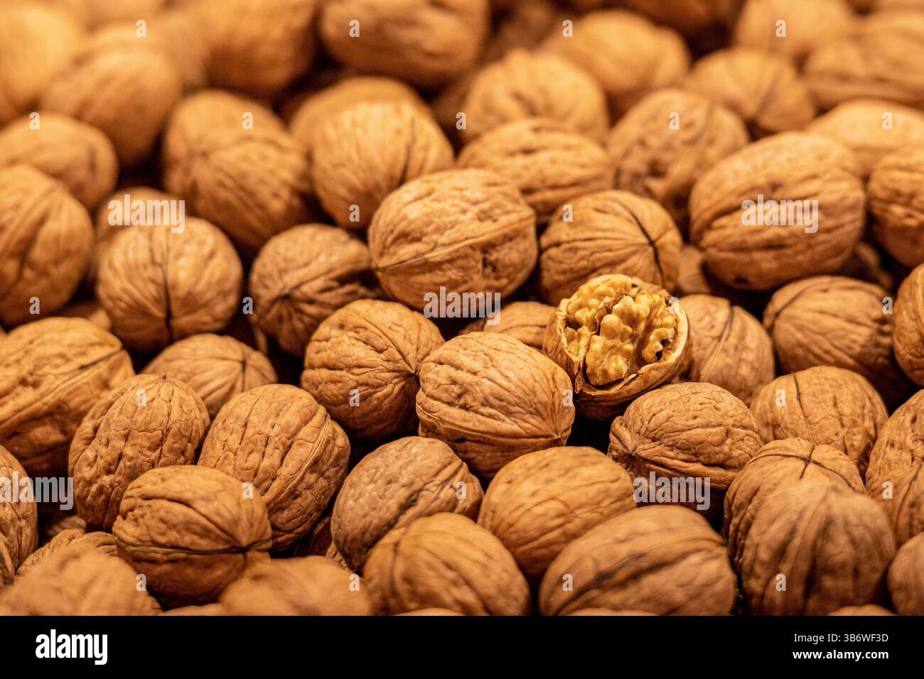 Noci in un mercato di frutta e verdura, una noce è aperta e il nocciolo è visibile Foto Stock