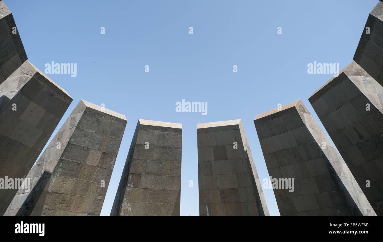 Complesso commemorativo del genocidio armeno sulla collina di Tsitsernakaberd a Erevan, Armenia. Foto Stock