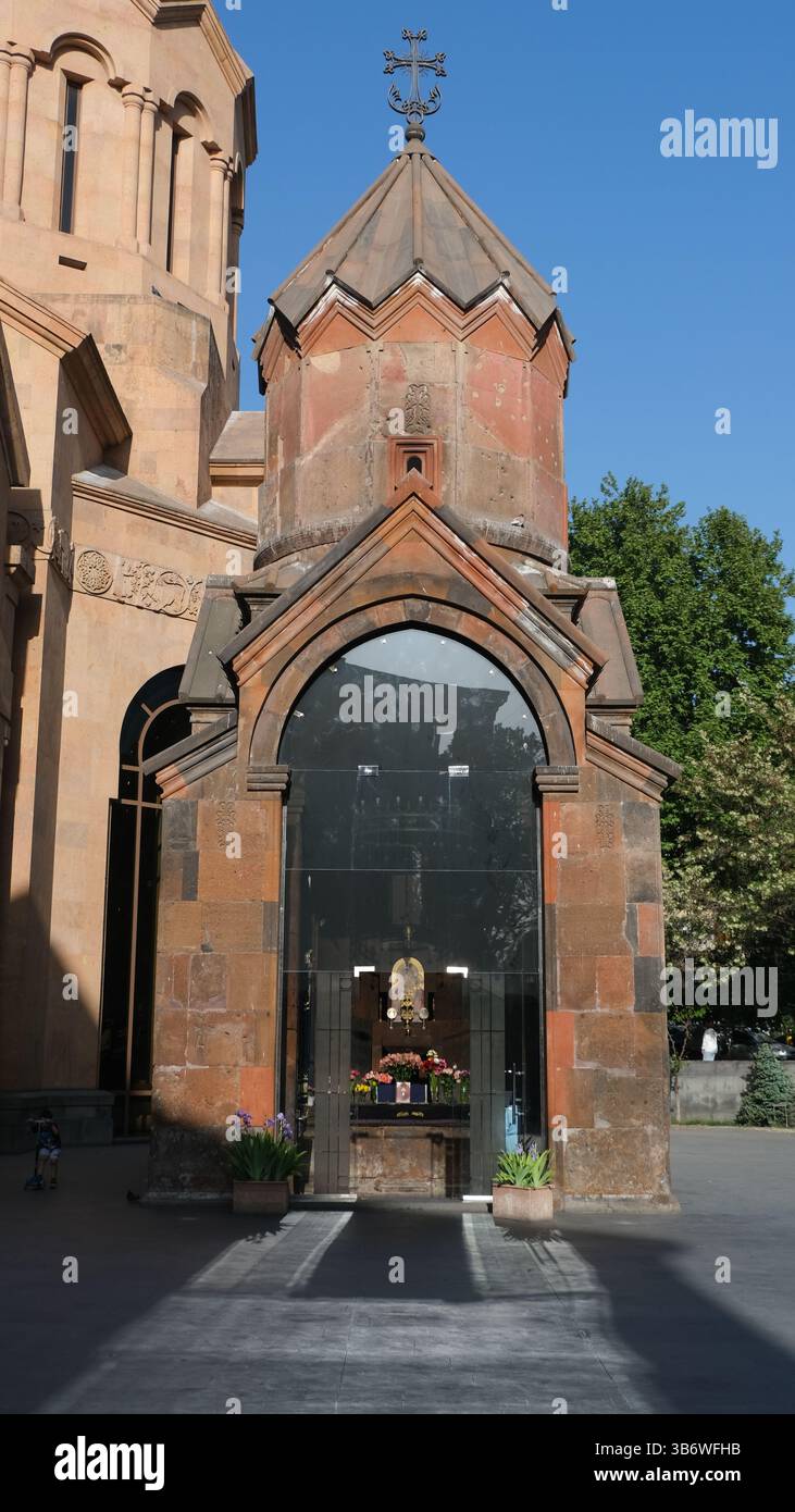 La chiesa di Santa Astvatsatsin Kathoghike a Erevan, Armenia, è la più antica chiesa cattolica sopravvissuta della città. Foto Stock