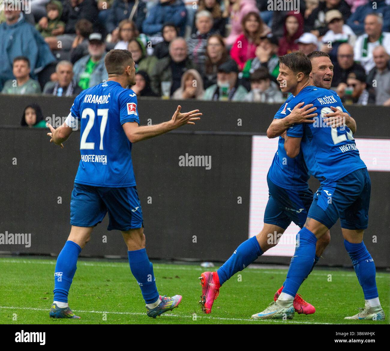 Sport, calcio, Bundesliga, 2024/2025, Borussia Moenchengladbach vs. TSG 1899 Hoffenheim 4-4, 03.05.2025, Stadium Borussia Park di Moenchengladbach, goal gioito al 3-3 equalizzatore con un colpo a lunga distanza nel 73° minuto di gioco, f.l.t.r. Andrej Kramaric (TSG), marcatore Adam Hlozek (TSG), VIDEO DELLE SEQUENZE DI PROIBIZIONI DI IMMAGINI DI TSG/TSG) Foto Stock