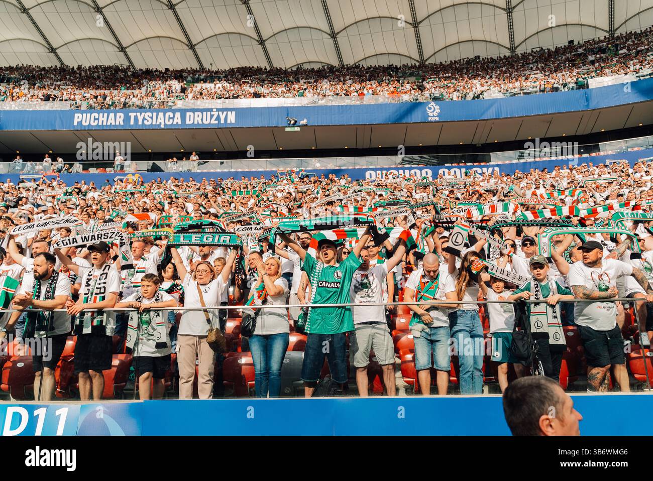 I tifosi della Legia Warszawa festeggiano durante la finale di Coppa di Polonia 2025 tra Legia Varsavia e Pogon Szczecin al PGE Narodowy. Punteggio finale Legia Warszawa 4 : 3 Pogon Szczecin Foto Stock