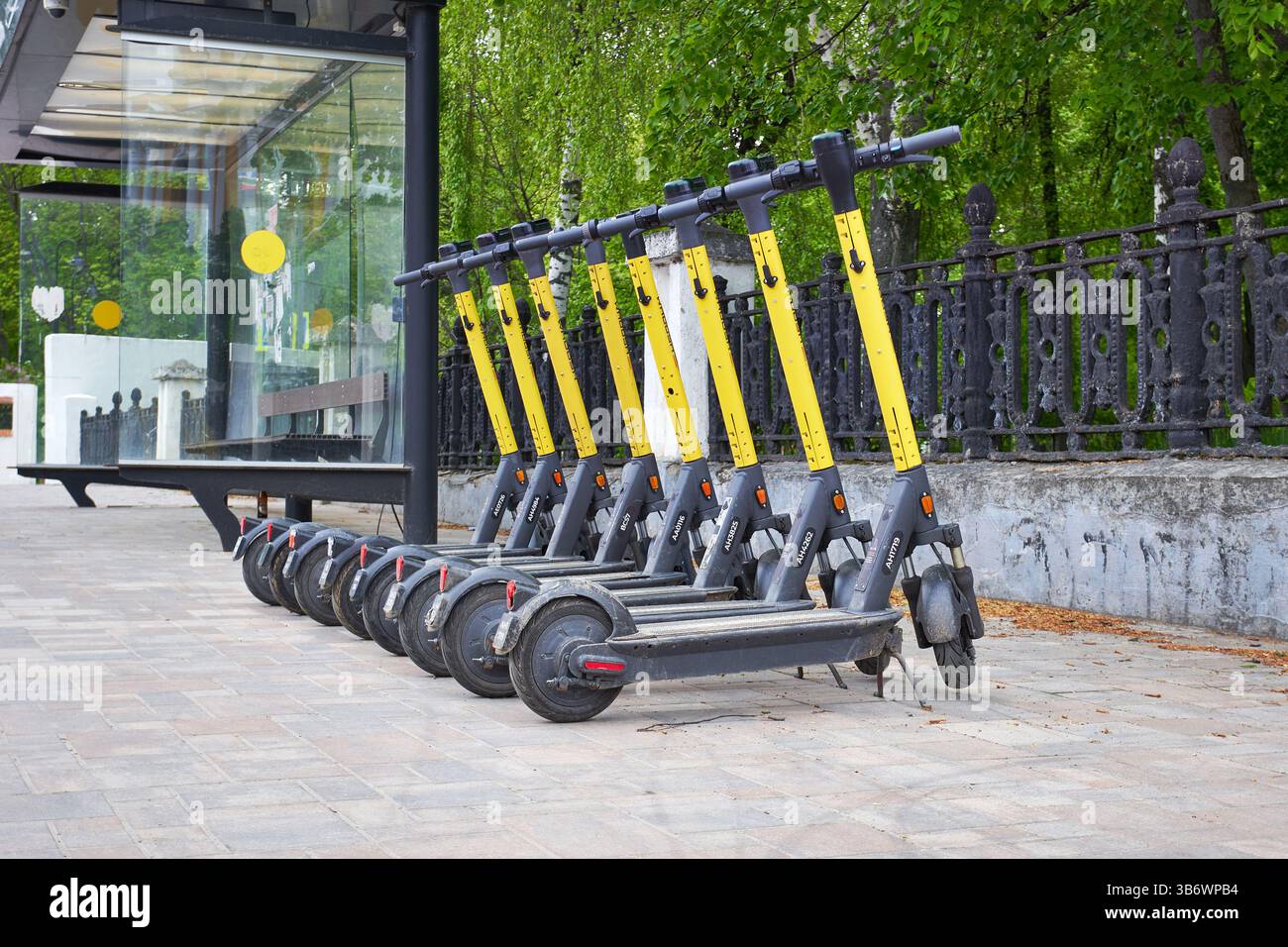 Scooter elettrici a noleggio per le strade della città Foto Stock