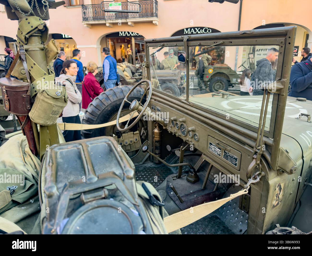 Roma, italia 4 maggio 2025: Primo piano di un portabombardiere Dodge wc-51 meticolosamente restaurato, che mostra le sue attrezzature belliche e offre uno scorcio Foto Stock