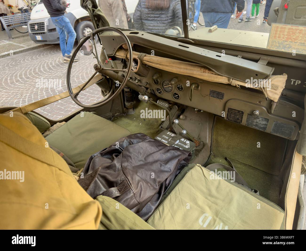 Roma, italia 4 maggio 2025: Vista ravvicinata dell'interno di una jeep militare d'epoca, che mette in risalto il volante, il cruscotto e altri deta conservati Foto Stock