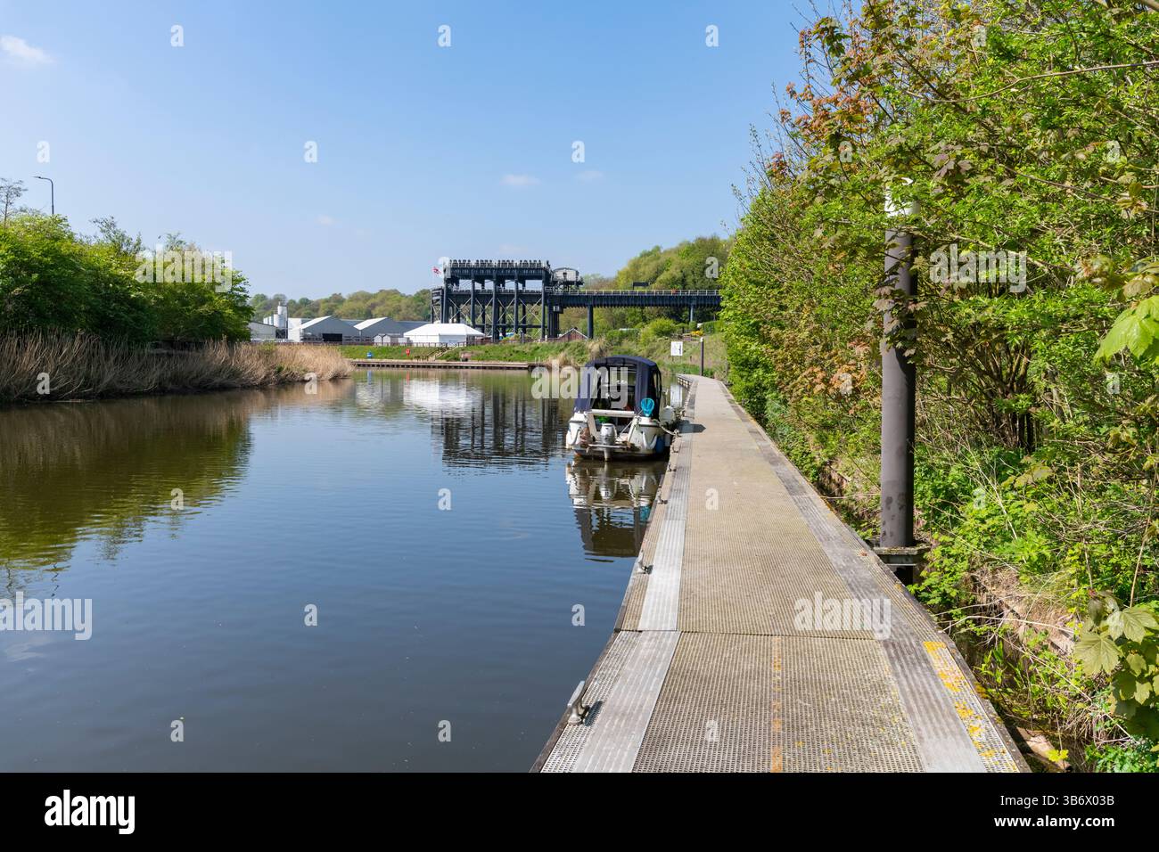 Ormeggi ai margini del fiume Weaver sotto l'Anderton Boat Lift vicino a Northwich nel Cheshire, Inghilterra. Foto Stock