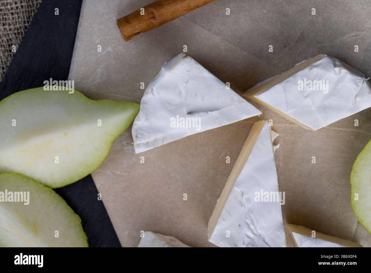 formaggio rotondo bianco con muffa sul tavolo, formaggio fresco morbido con muffa bianca nobile che si può mangiare Foto Stock