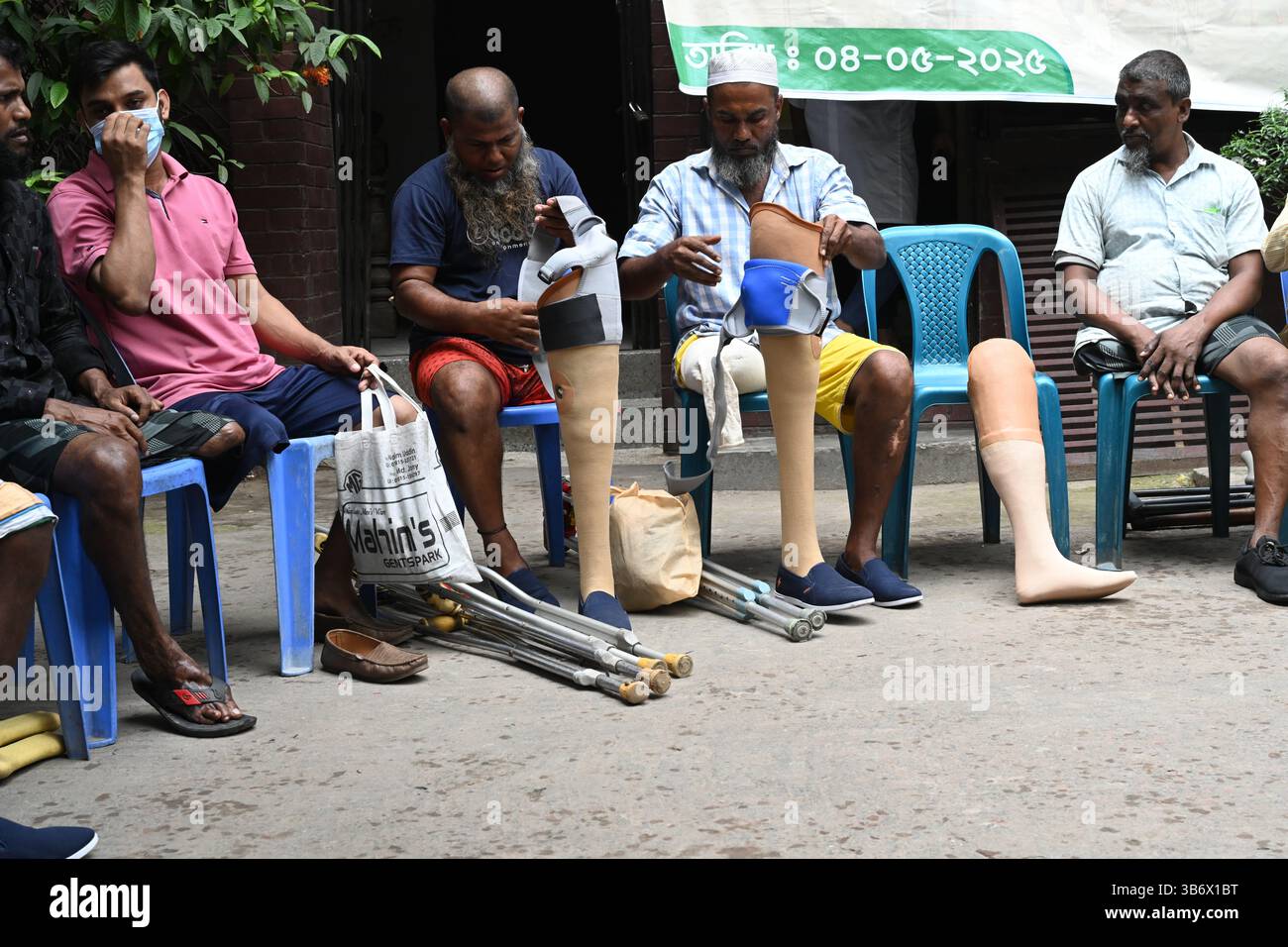 Persone con le loro gambe protesiche artificiali montate durante il campo di allenamento degli arti artificiali a Dacca, Bangladesh, il 4 maggio 2025. Attraverso l'iniziativa Easy Life for Bangladesh e Swapna Neer, 25 paraplegici sono stati dotati gratuitamente di gambe protesiche. Crediti: Mamunur Rashid/Alamy Live News Foto Stock