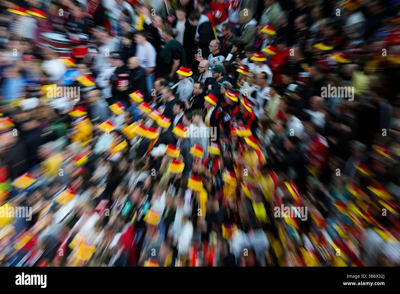 4 maggio 2025, Renania settentrionale-Vestfalia, Duesseldorf: Hockey su ghiaccio: Partita internazionale, Germania - USA, PSD Bank Dome, i tifosi tedeschi guardano la partita. Foto: Rolf Vennenbernd/dpa Foto Stock