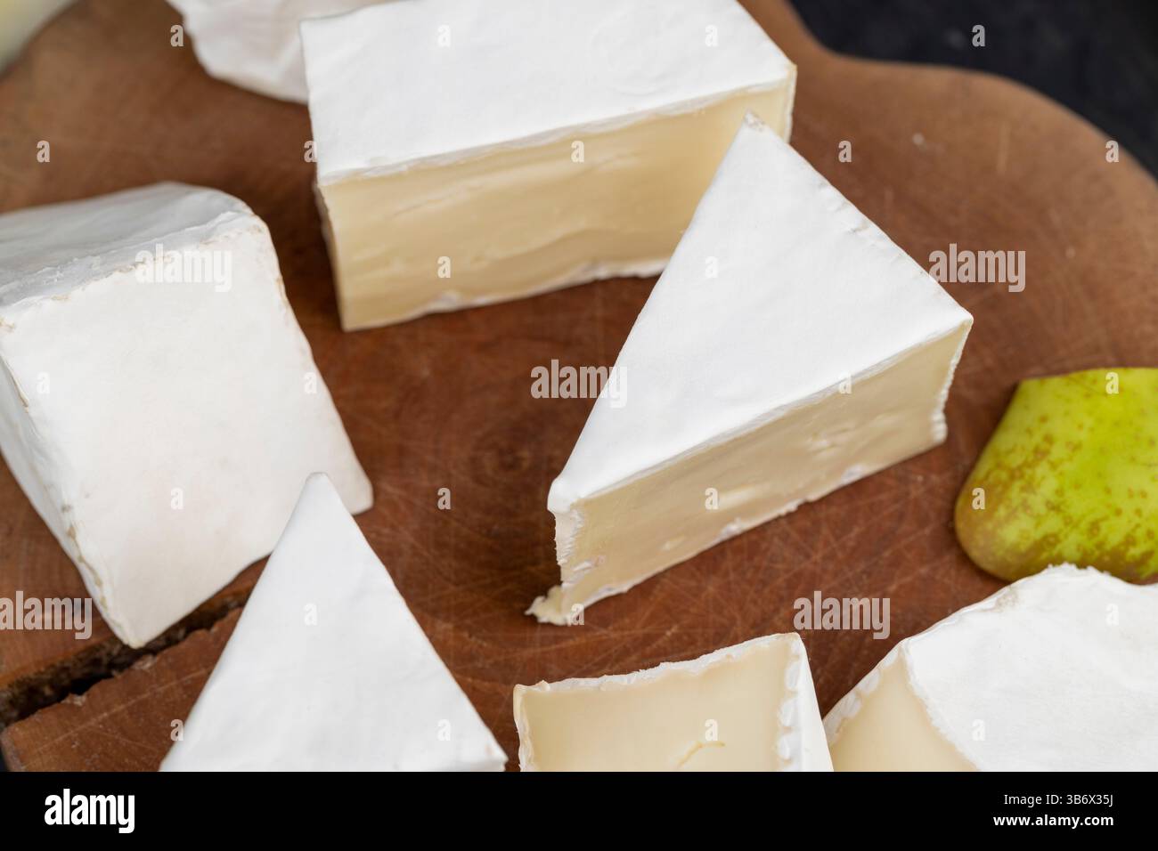 formaggio con muffa bianca tagliata a pezzi , preparazione di formaggio con muffa per uso in cucina Foto Stock