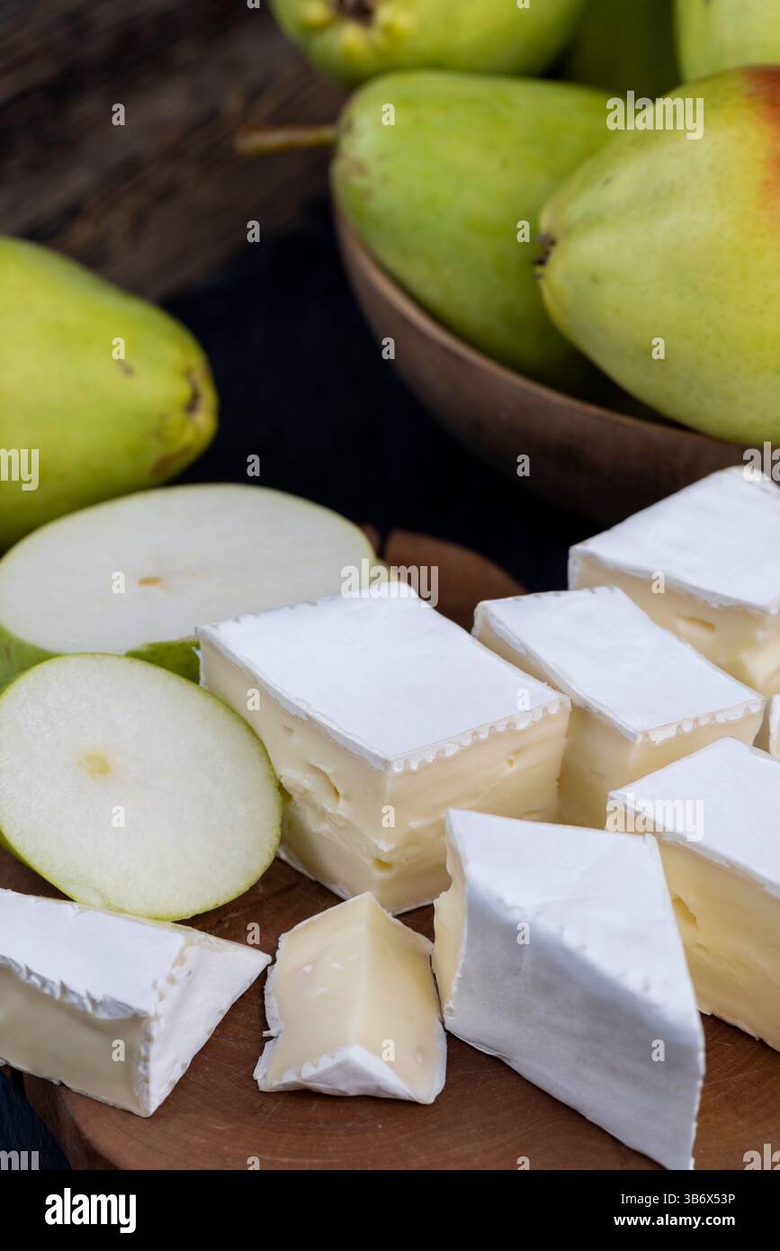 formaggio cremoso morbido con muffa bianca e formaggio fuso ammuffito Foto Stock