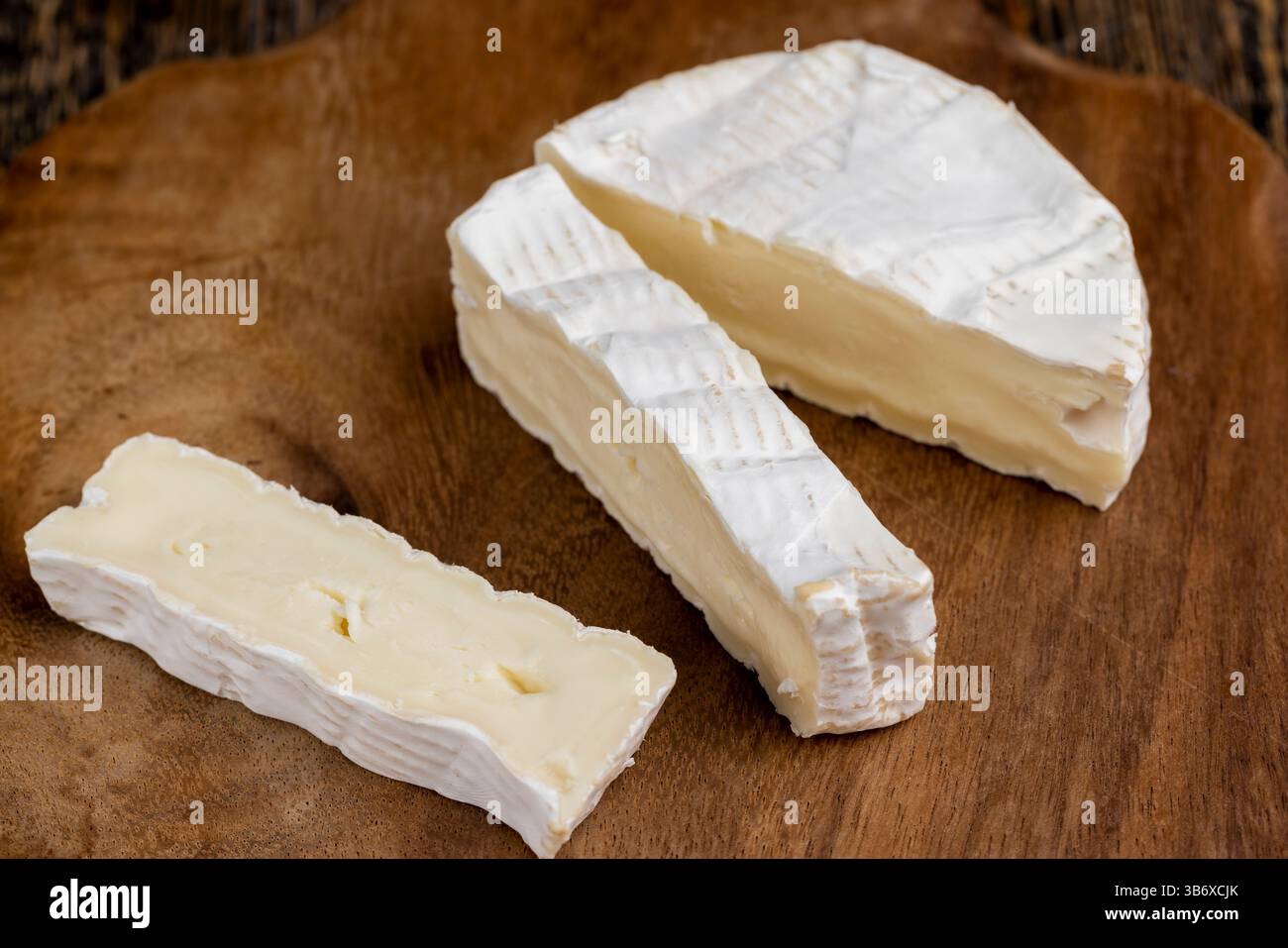 formaggio morbido lavorato con muffa bianca sul tavolo, formaggio bianco a fette con primo piano di muffa Foto Stock