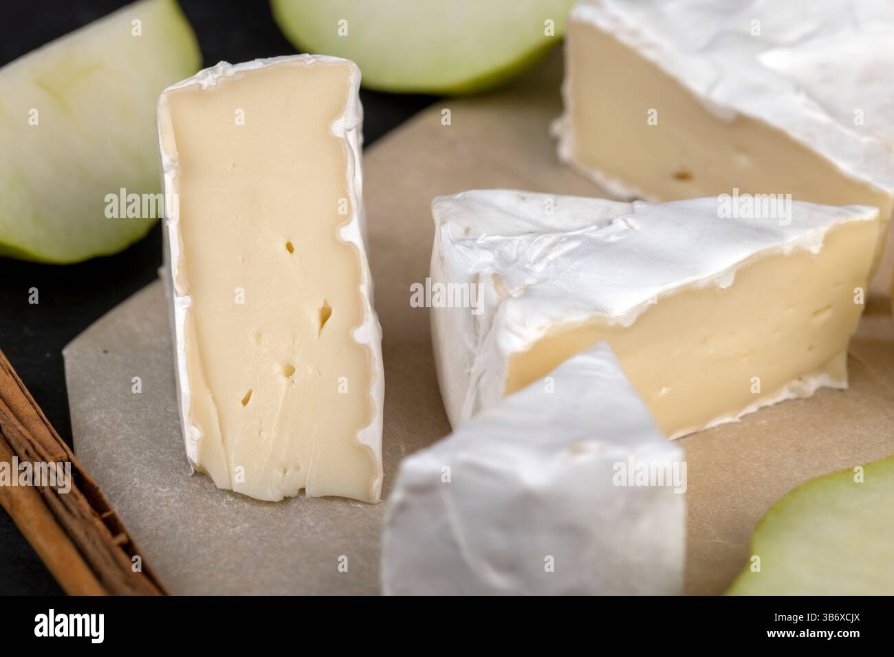 formaggio rotondo bianco con muffa sul tavolo, formaggio fresco morbido con muffa bianca nobile che si può mangiare Foto Stock