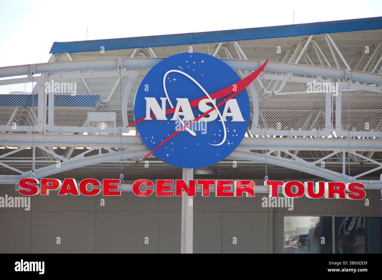La NASA Space Center Tours firma al Kennedy Space Center, invitando i visitatori ad esplorare la storia e le strutture del programma spaziale Foto Stock