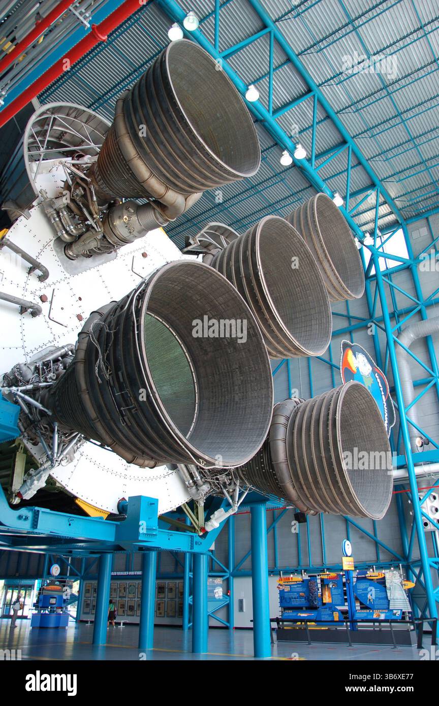 Vista ravvicinata dei cinque motori a razzo F-1 del primo stadio Saturn V, esposti al Kennedy Space Center, mostrando enormi dimensioni e dettagli Foto Stock