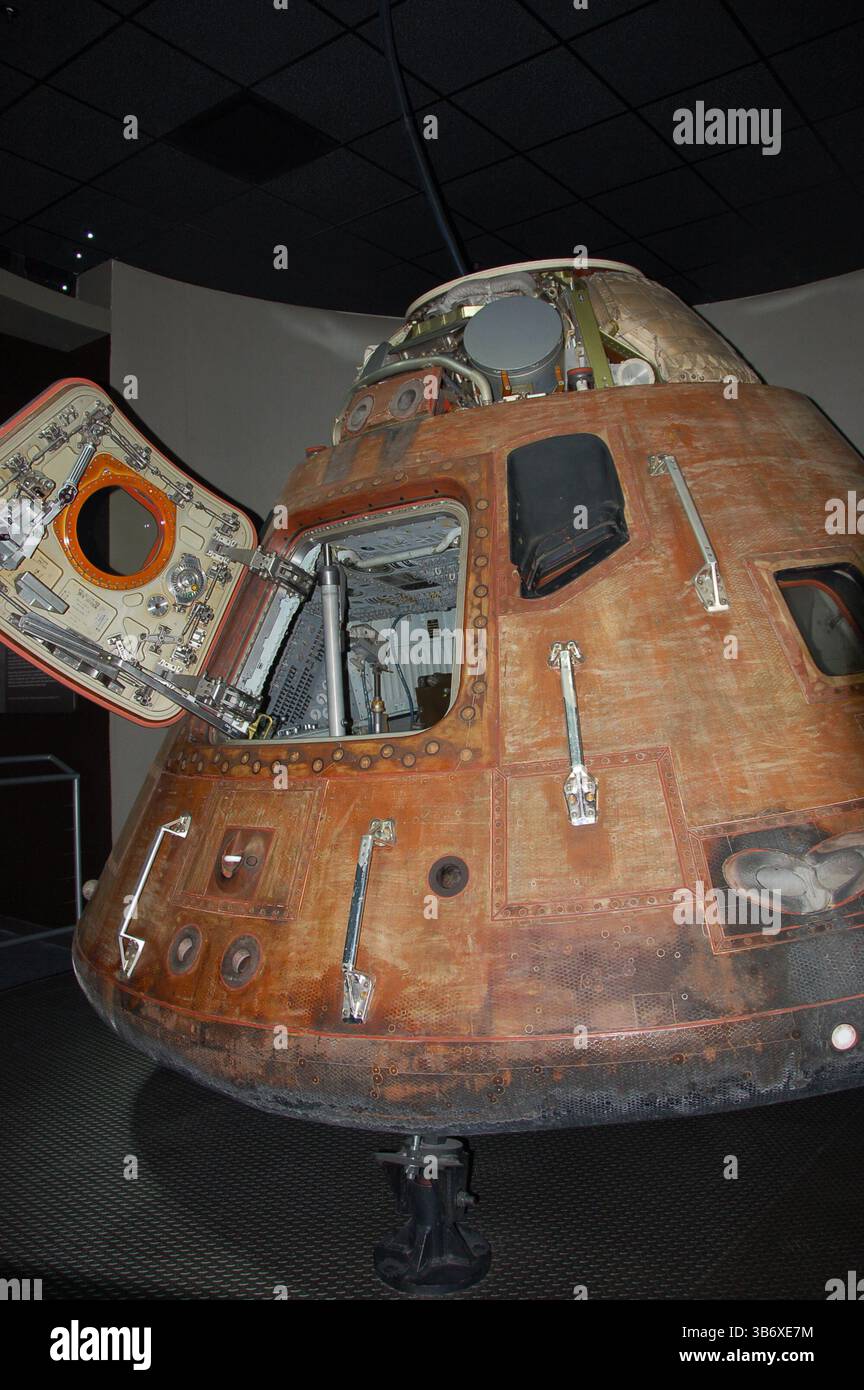 Il modulo di comando Apollo è stato esposto al Kennedy Space Center, mostrando l'usura dello scudo termico e i dettagli interni del rientro dopo le missioni spaziali Foto Stock