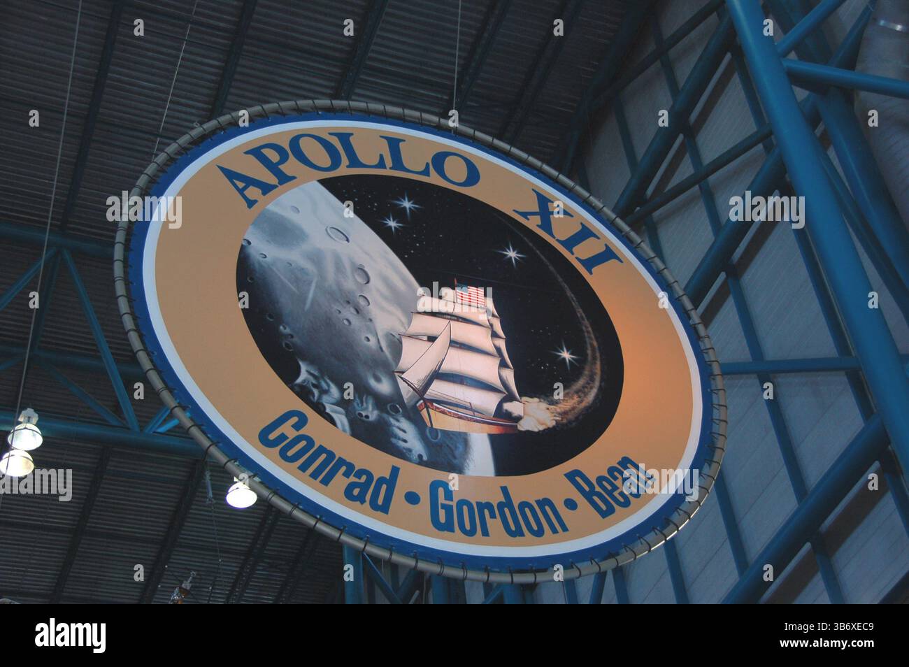 Emblema della missione Apollo 12 con una nave clipper che vola sulla Luna, esposta al Kennedy Space Center con i nomi Conrad, Gordon e Bean Foto Stock
