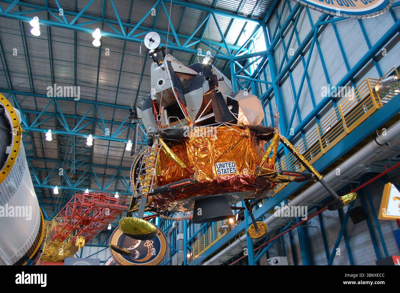 Replica del modulo lunare esposta al Kennedy Space Center, che mostra l'iconico design in lamina d'oro e il carrello di atterraggio delle missioni Apollo Foto Stock