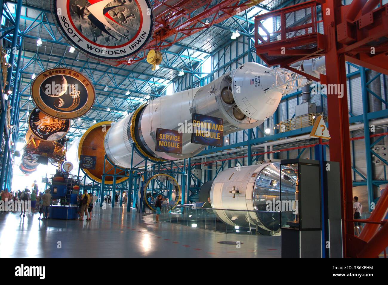 Razzo Saturn V e patch missione Apollo in mostra al Kennedy Space Center, mostrando i moduli di comando e servizio Foto Stock