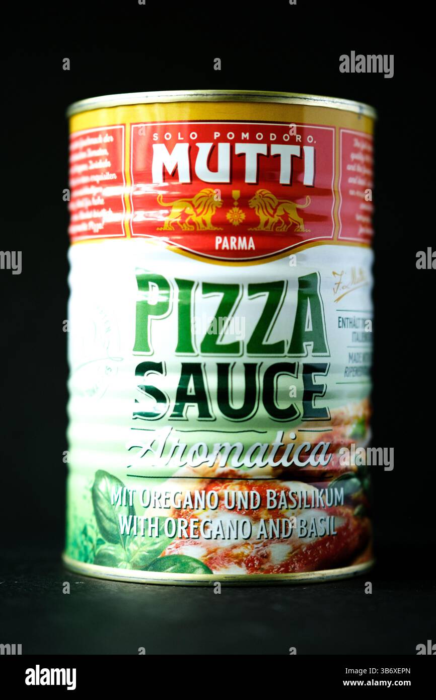Londra Regno Unito, 04 maggio 2025, lattina di Mutti Cook in aromatic Pizza Sauce Foto Stock