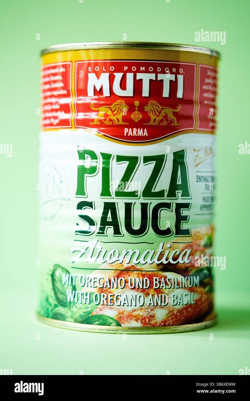 Londra Regno Unito, 04 maggio 2025, lattina di Mutti Cook in aromatic Pizza Sauce Foto Stock