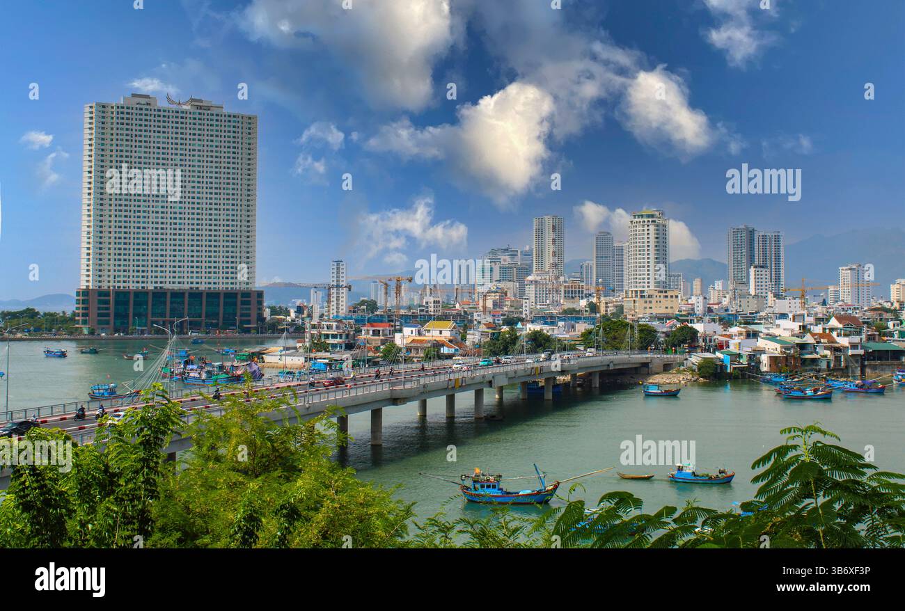 Vietnam, Nha Trang. Torre di legno di agarwood (Tháp Trầm Hương). Panorama della città visto dal Tempio di Ponagar: Puoi vedere il ponte sul fiume Cai e il moderno Foto Stock