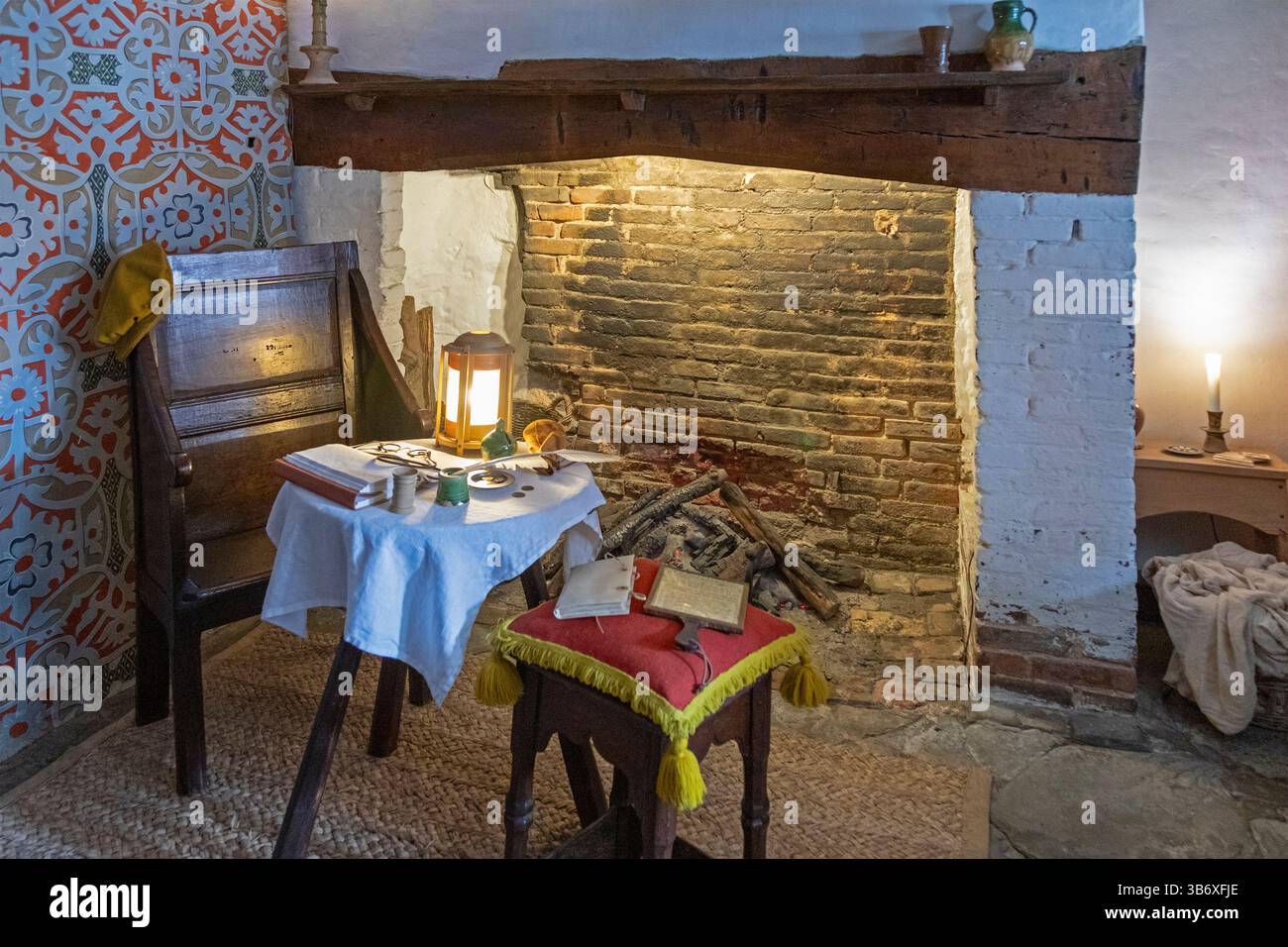 Interni, tavolo, sedie, caminetto, luogo di nascita di Shakespeare, Stratford-upon-Avon, Warwickshire, Inghilterra, Gran Bretagna Foto Stock