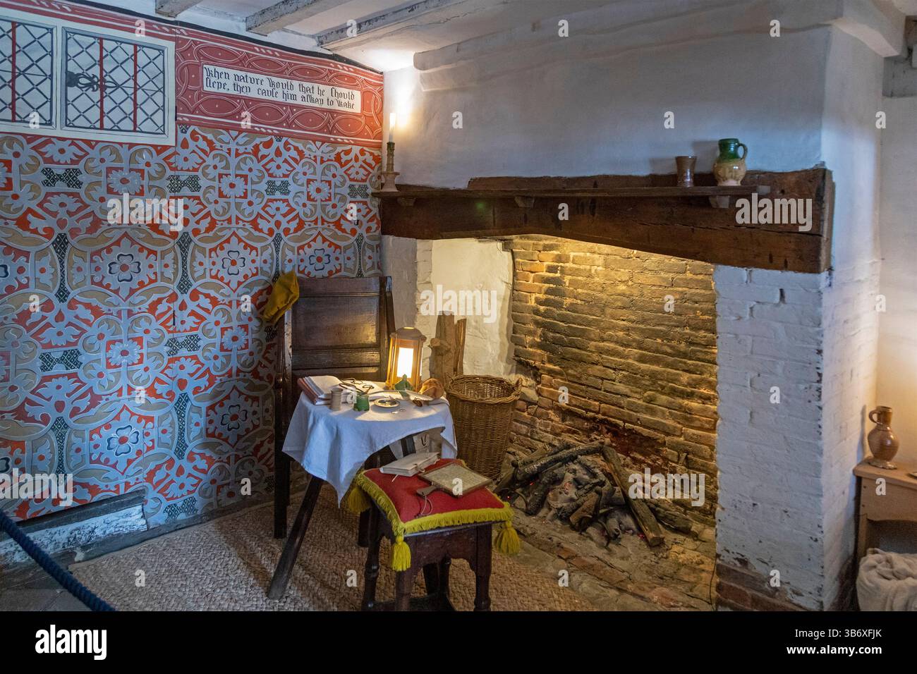 Interni, tavolo, sedie, caminetto, luogo di nascita di Shakespeare, Stratford-upon-Avon, Warwickshire, Inghilterra, Gran Bretagna Foto Stock