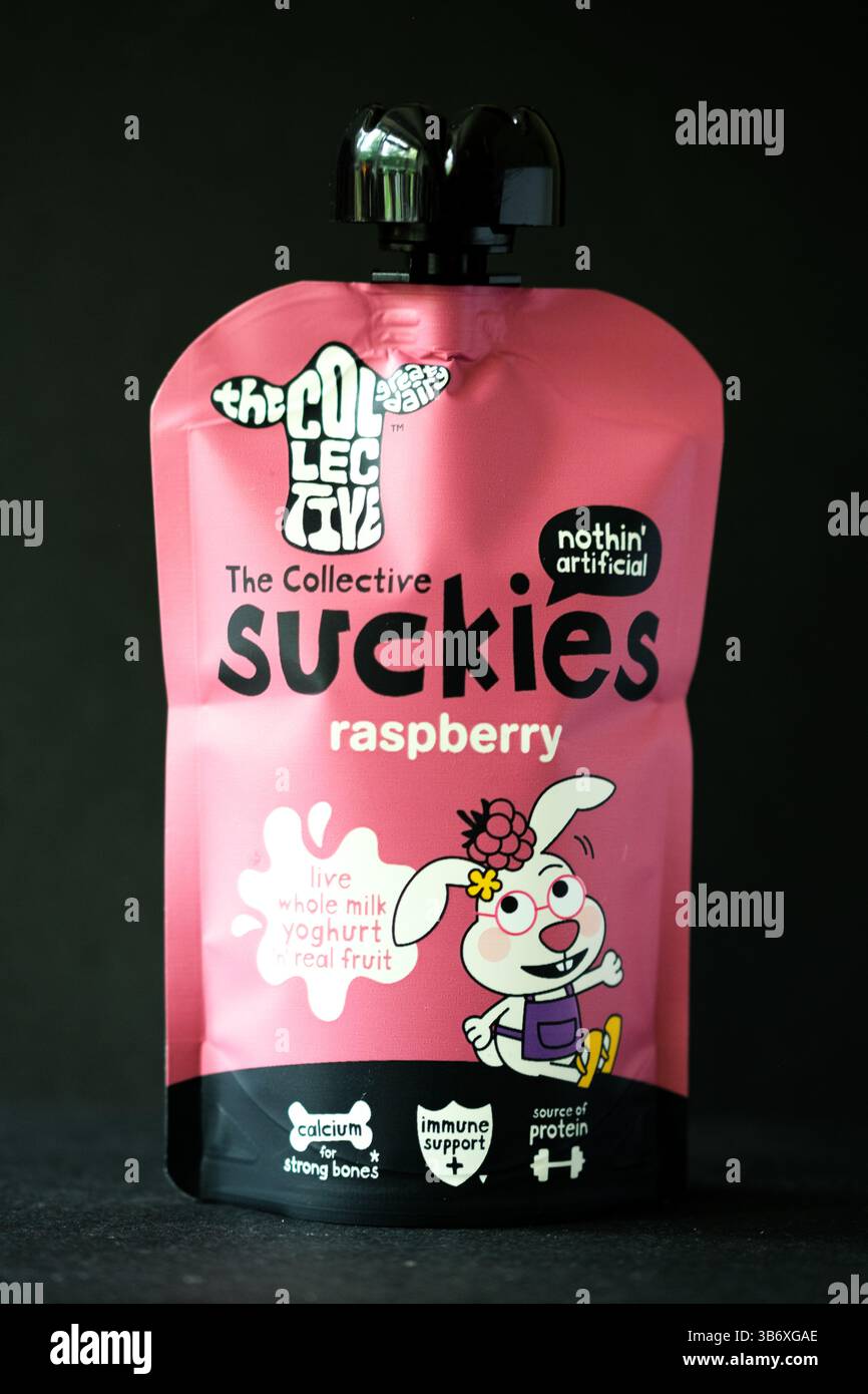 Londra Regno Unito, 04 maggio 2025, il collettivo Suckies Raspberry Flavour Childrens yogurt Pouch Foto Stock
