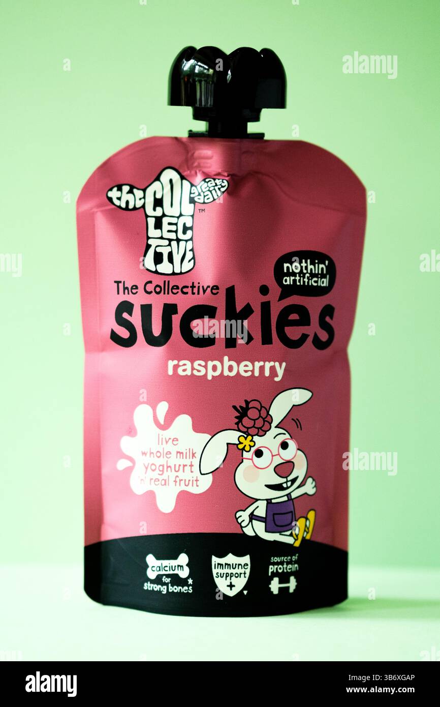Londra Regno Unito, 04 maggio 2025, il collettivo Suckies Raspberry Flavour Childrens yogurt Pouch Foto Stock