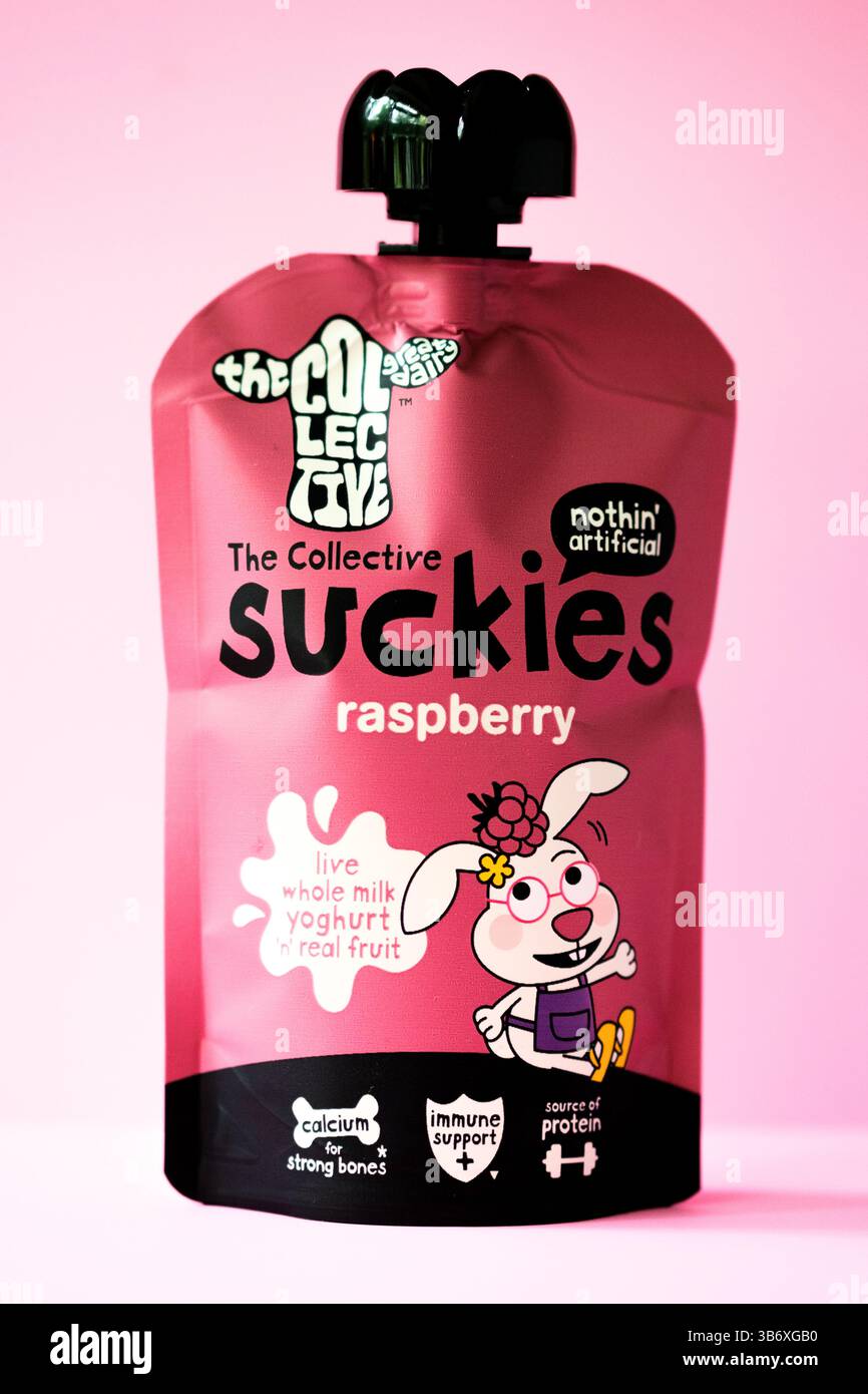 Londra Regno Unito, 04 maggio 2025, il collettivo Suckies Raspberry Flavour Childrens yogurt Pouch Foto Stock