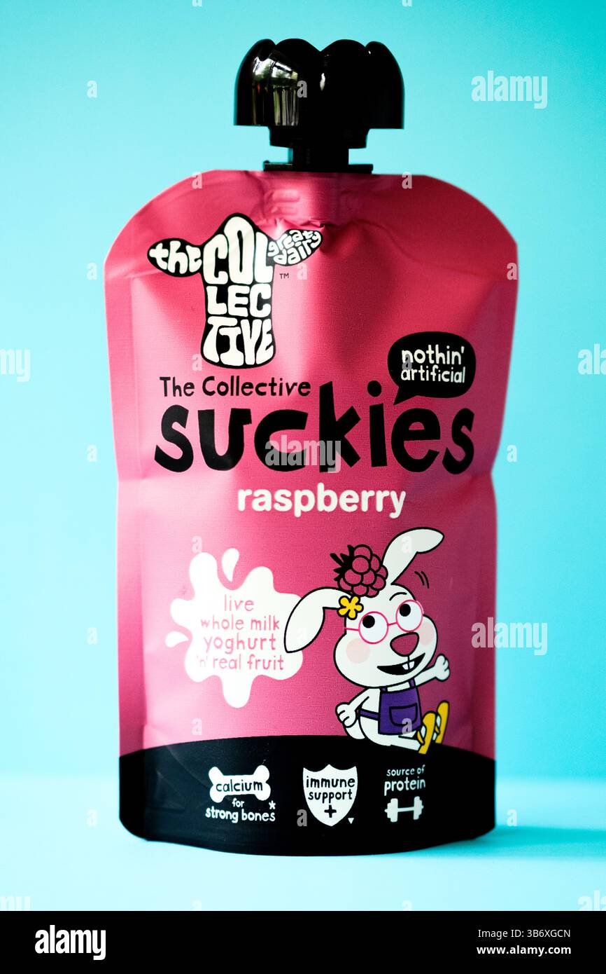 Londra Regno Unito, 04 maggio 2025, il collettivo Suckies Raspberry Flavour Childrens yogurt Pouch Foto Stock