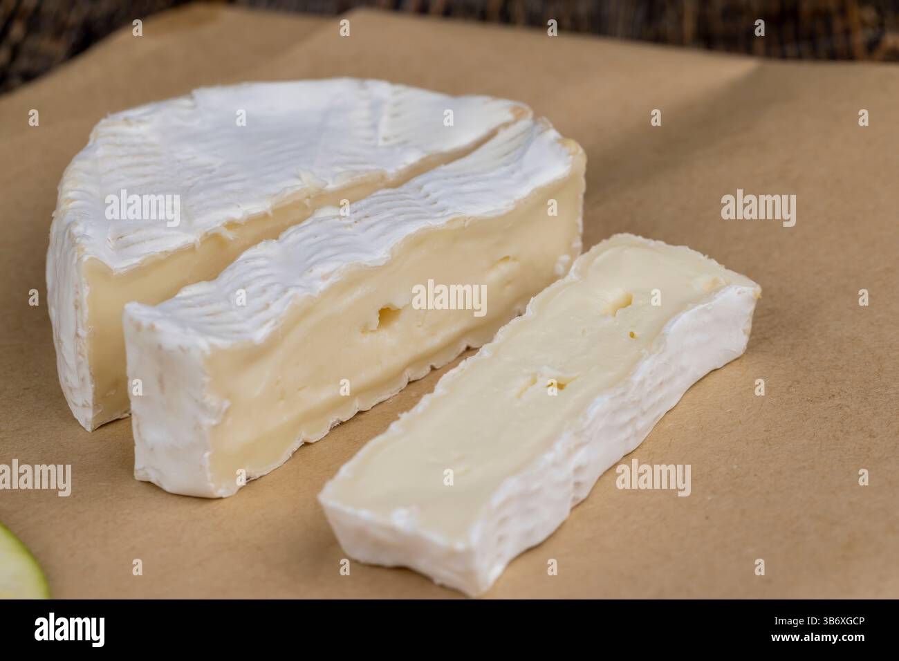 formaggio morbido lavorato con muffa bianca sul tavolo, formaggio bianco a fette con primo piano di muffa Foto Stock