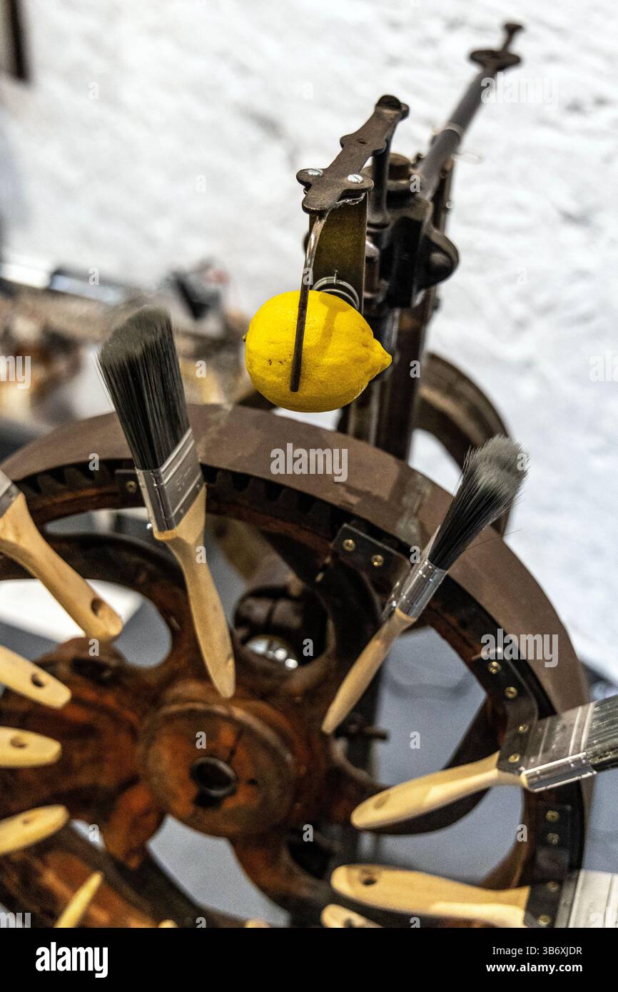 2 maggio 2025 - inaugurazione festa in maschera surrealista per la mostra collettiva di arte surrealista l'Age D'Or, Hoxton Arches, Londra, Inghilterra Foto Stock