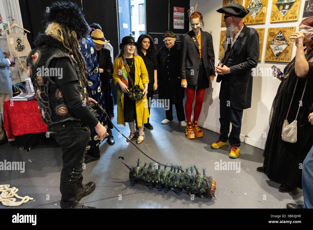 2 maggio 2025 - inaugurazione festa in maschera surrealista per la mostra collettiva di arte surrealista l'Age D'Or, Hoxton Arches, Londra, Inghilterra Foto Stock