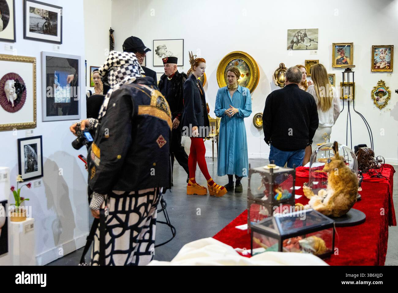 2 maggio 2025 - inaugurazione festa in maschera surrealista per la mostra collettiva di arte surrealista l'Age D'Or, Hoxton Arches, Londra, Inghilterra Foto Stock