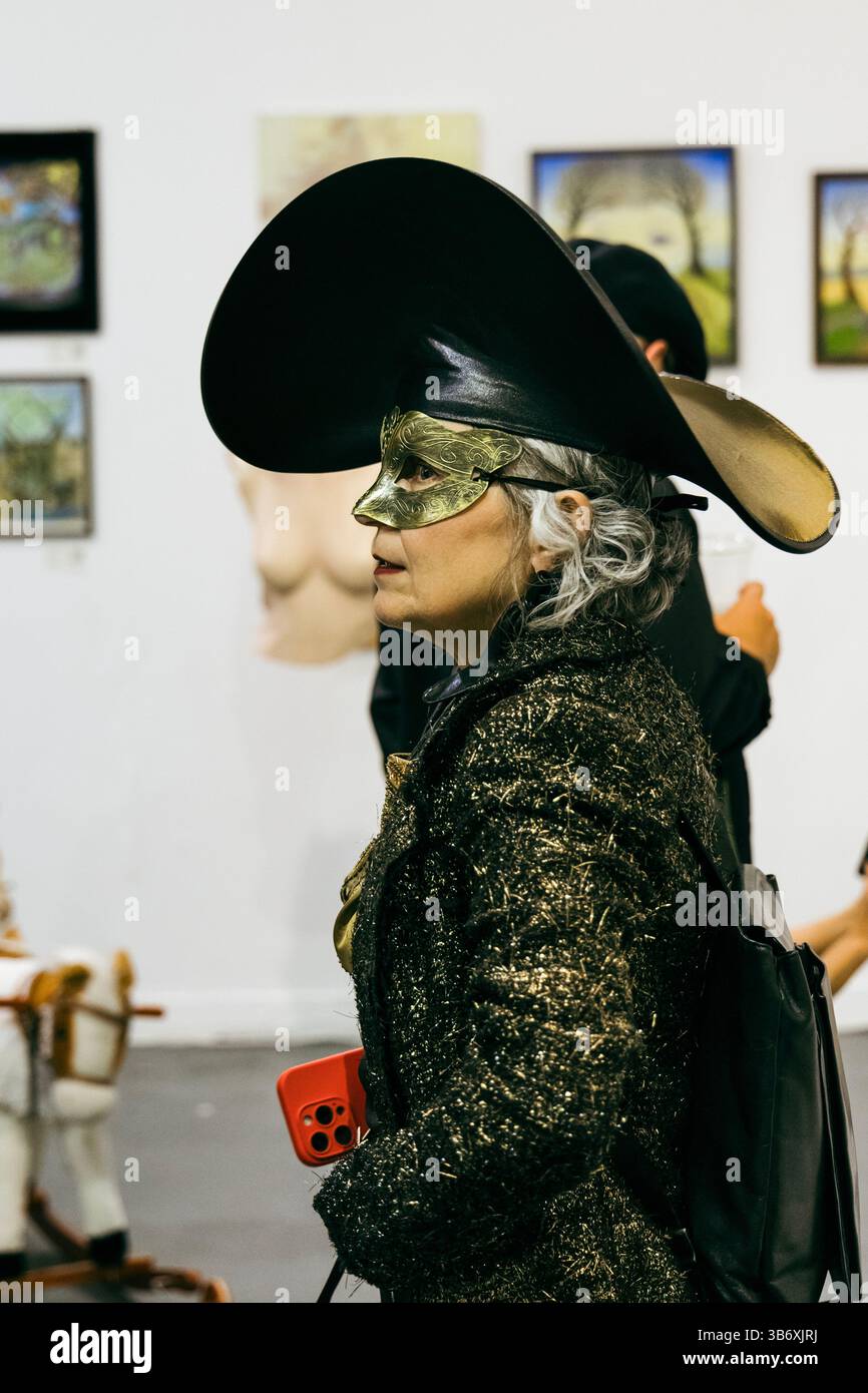 2 maggio 2025 - apertura festa in maschera surrealista per la mostra collettiva di arte surrealista l'Age D'Or, Hoxton Arches, Londra, Inghilterra Foto Stock