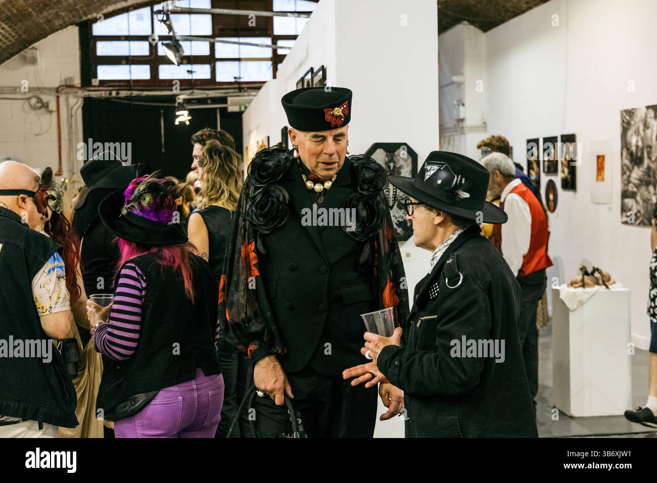 2 maggio 2025 - inaugurazione festa in maschera surrealista per la mostra collettiva di arte surrealista l'Age D'Or, Hoxton Arches, Londra, Inghilterra Foto Stock