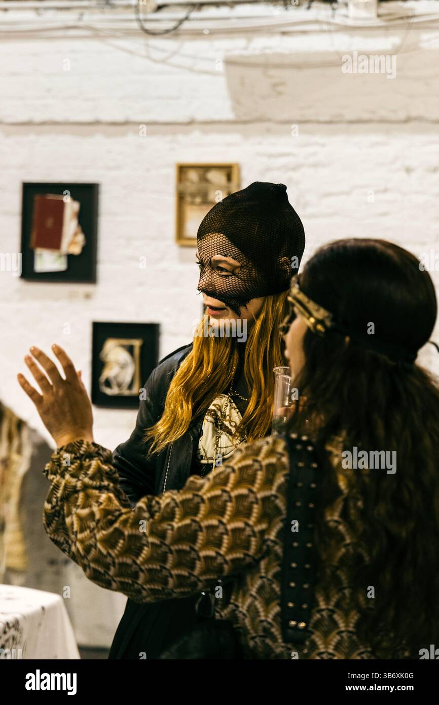 2 maggio 2025 - inaugurazione festa in maschera surrealista per la mostra collettiva di arte surrealista l'Age D'Or, Hoxton Arches, Londra, Inghilterra Foto Stock