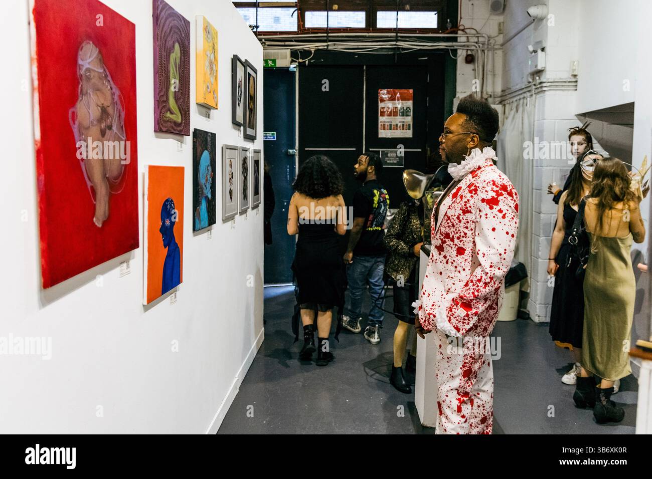 2 maggio 2025 - inaugurazione festa in maschera surrealista per la mostra collettiva di arte surrealista l'Age D'Or, Hoxton Arches, Londra, Inghilterra Foto Stock