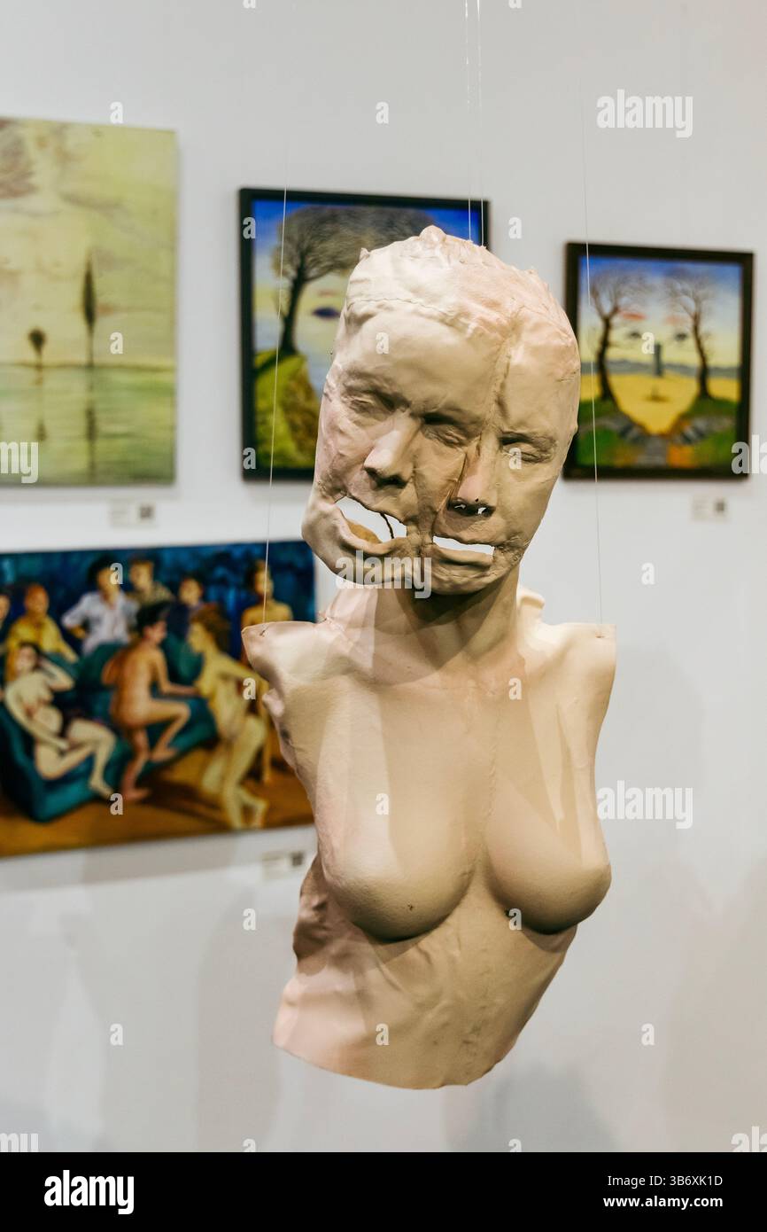 2 maggio 2025 - inaugurazione festa in maschera surrealista per la mostra collettiva di arte surrealista l'Age D'Or, Hoxton Arches, Londra, Inghilterra Foto Stock